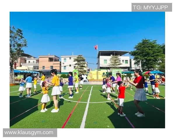 在绿茵场上追逐梦想的少年与足球的背影交织成的青春画卷 在绿茵场上追逐梦想的少年与足球的背影交织成的青春画卷